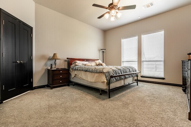 Building Photo - 210 Sonora Ln