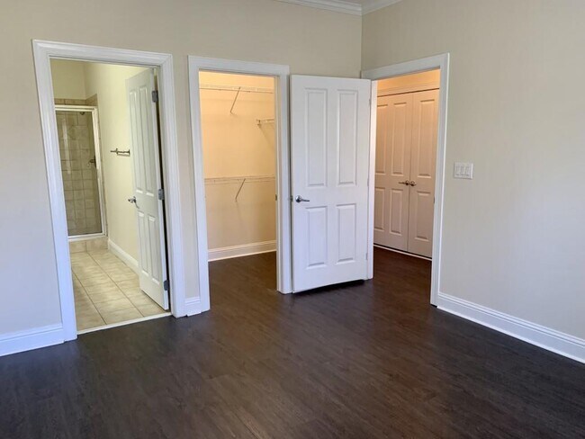 Building Photo - 5460 Glenridge View NE