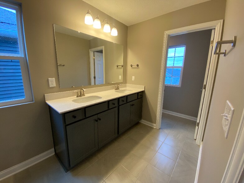 Building Photo - 7023 Unitas Lp