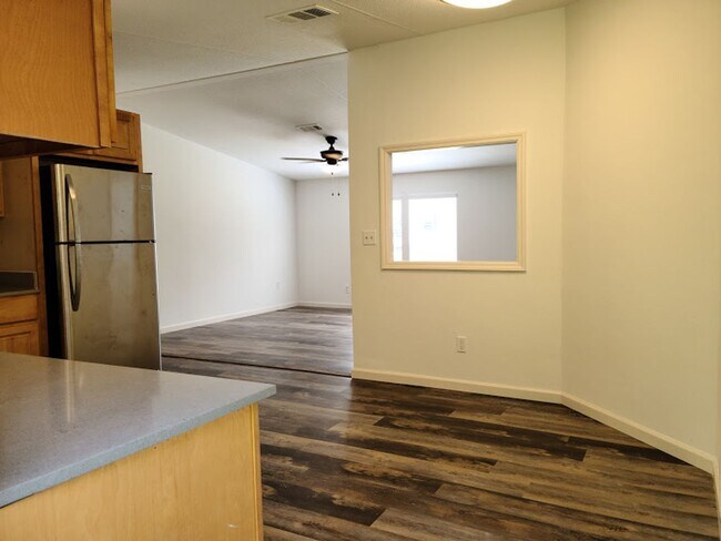Building Photo - Updated 3 bed 2 bath