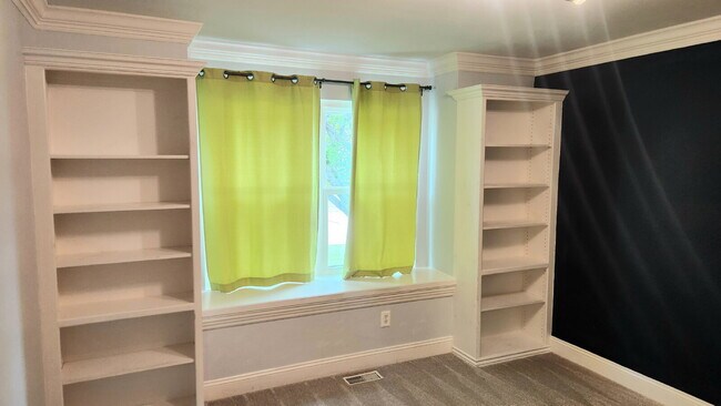 Building Photo - "Charming 3-Bed Oasis with 2.5 Baths on Carrington Court!"