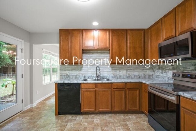 Building Photo - 4-Bed Single Family Home with Open Layout,...
