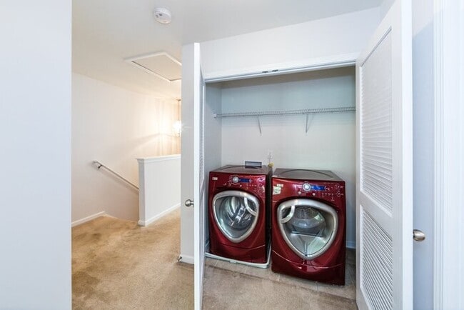 Building Photo - Beautiful 3BD/2.5BA Townhome in the Lions Gate Community!