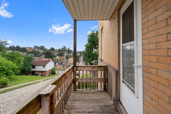 Building Photo - SCORE 1ST MONTH'S RENT FREE IF SIGNED BY AUGUST 7!Convenient 2 Bedroom home in Mt. Washington ava...