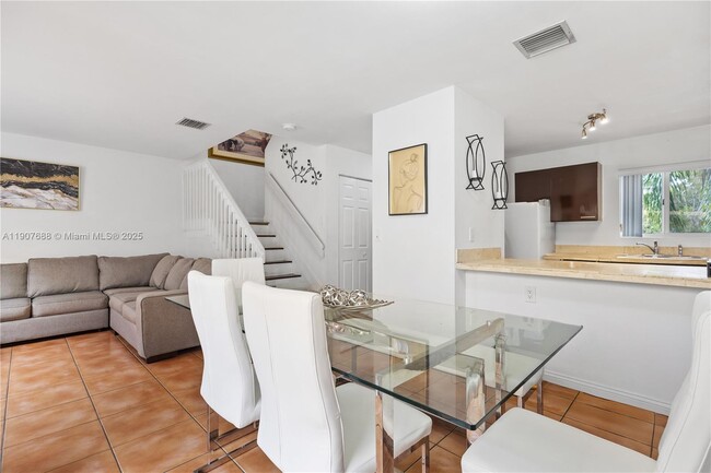 Building Photo - 6205 SW Kendale Lakes Cir