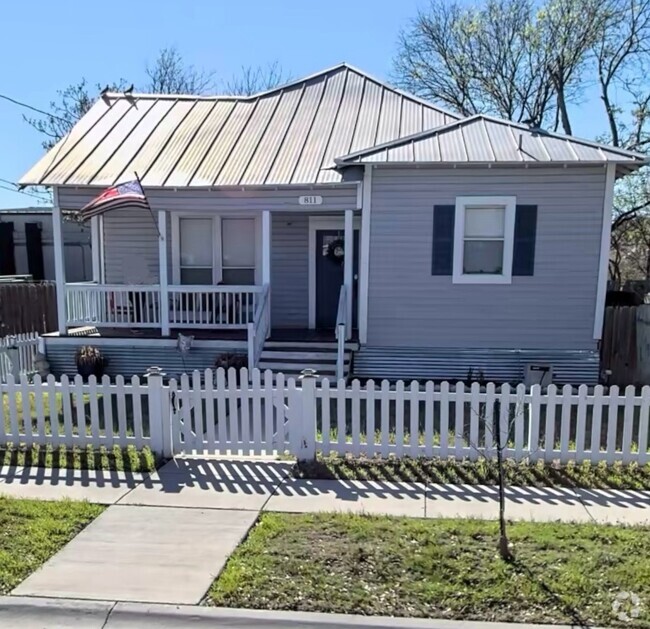 Building Photo - 811 S Mesquite St