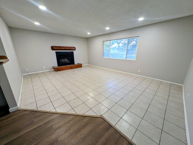 Building Photo - 4-bedroom house with a 2-car garage available in Hawthorne