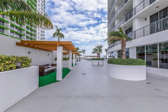 Building Photo - 1750 N Bayshore Dr