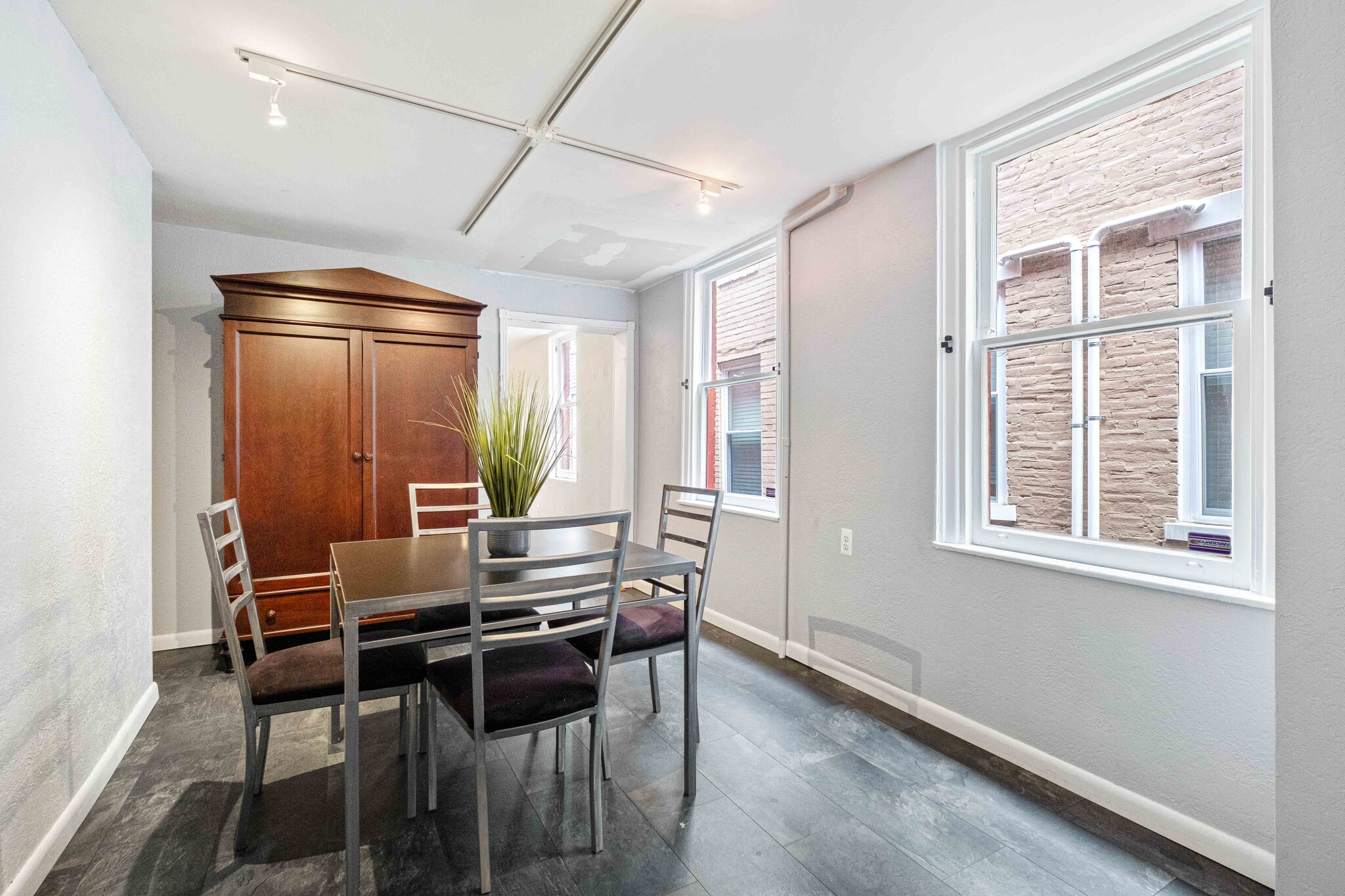 Building Photo - 218 W North Ave