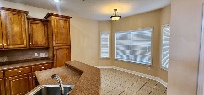 Building Photo - Great Home and Location-Available Now!