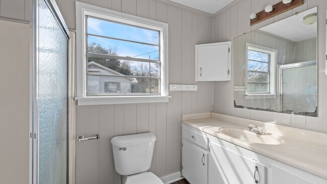 Building Photo - Cute home in New Boston