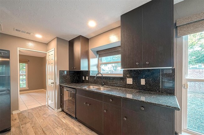 Building Photo - 2122 Courtshire Ln