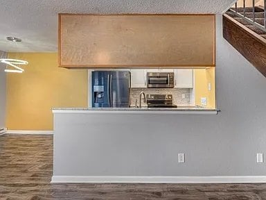 Building Photo - 1440 NE Paropa Ct