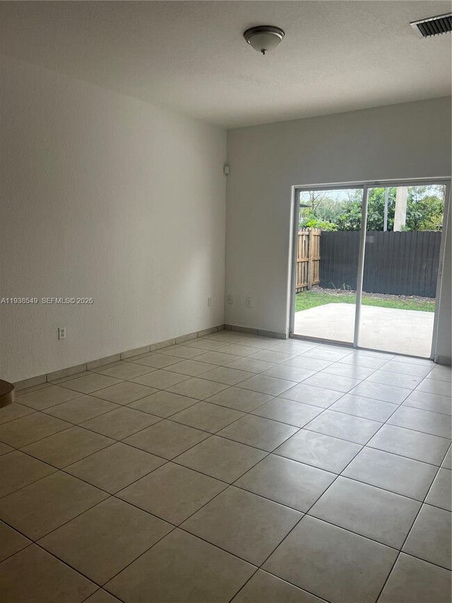 Building Photo - 1304 SE 7th Ct