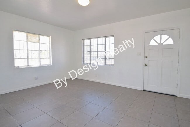 Building Photo - Modern Duplex with Huge Fenced Yard Near Downtown Tucson