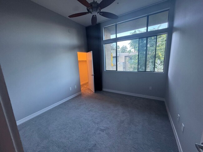 Building Photo - 810 E Palm Canyon Dr