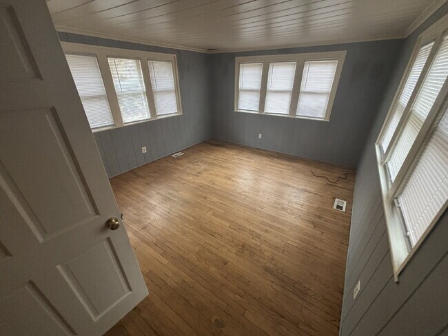 Building Photo - "Charming 2-Bed Duplex Gem in Grand Rapids – Perfect Location on Quarry Ave!"