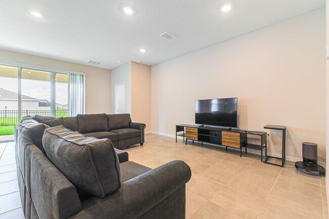 Building Photo - Pet Friendly, Spacious, modern 4 bed home ...