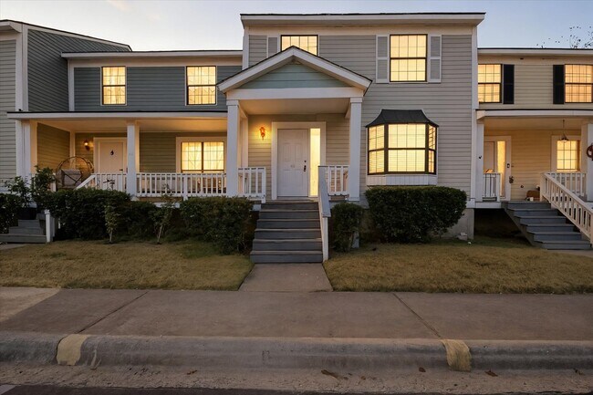 Building Photo - $200 RENT CREDIT | MOVE-IN READY!