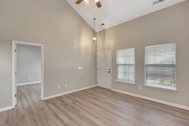 Building Photo - Lakes of Summerville