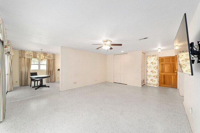 Building Photo - Beautiful 3/2 in Forest Ridge