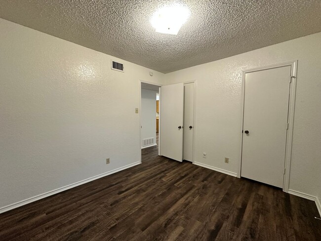 Building Photo - Coming Soon! Nice 2 Bedroom, 2 Full Bath Duplex Located in Saginaw.