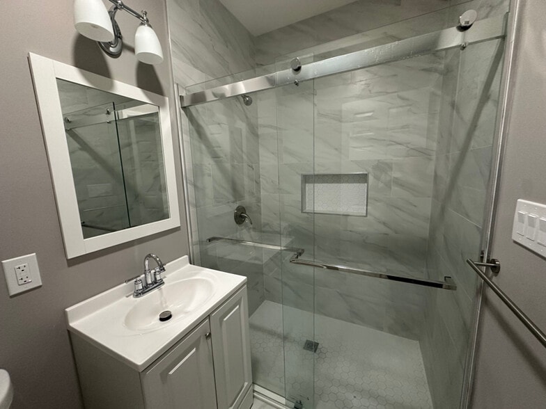 Building Photo - 2608 Village Ln