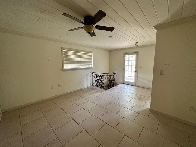 Building Photo - Charming 2bedroom could use one of the roo...