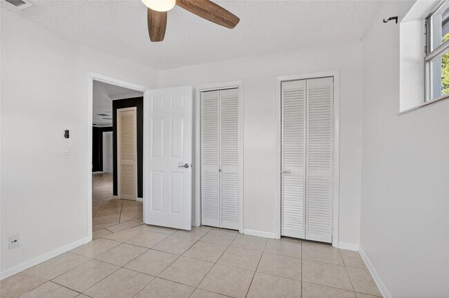 Building Photo - 111 SE 14th Pl