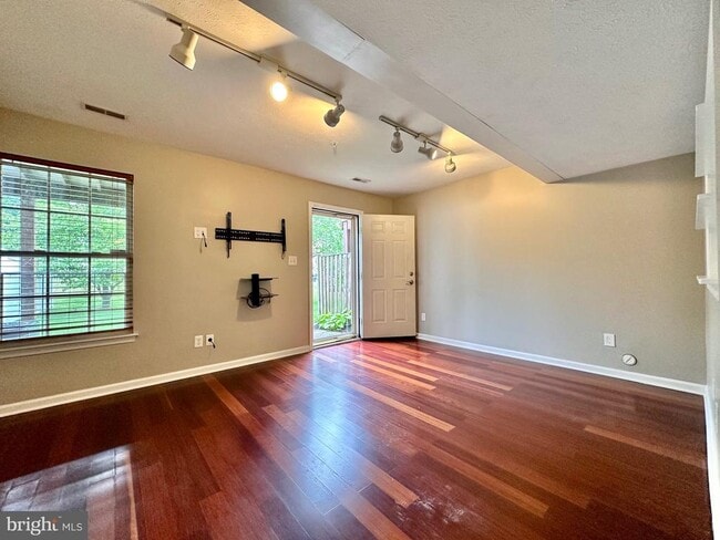 Building Photo - 2107 Mardic Dr