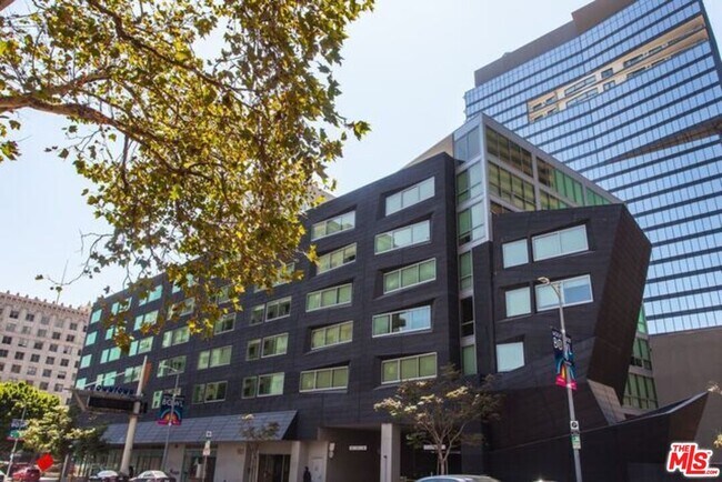 Building Photo - 901 Flower St