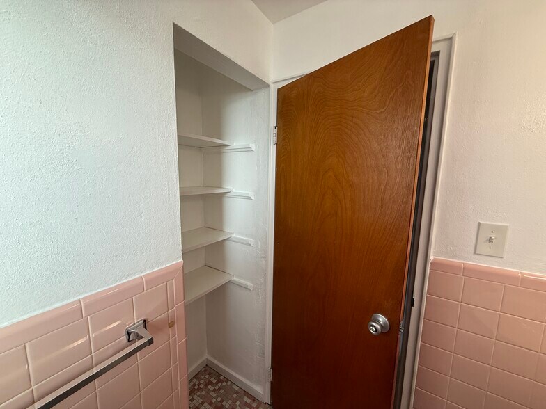 Building Photo - 3313 Camvic Ter