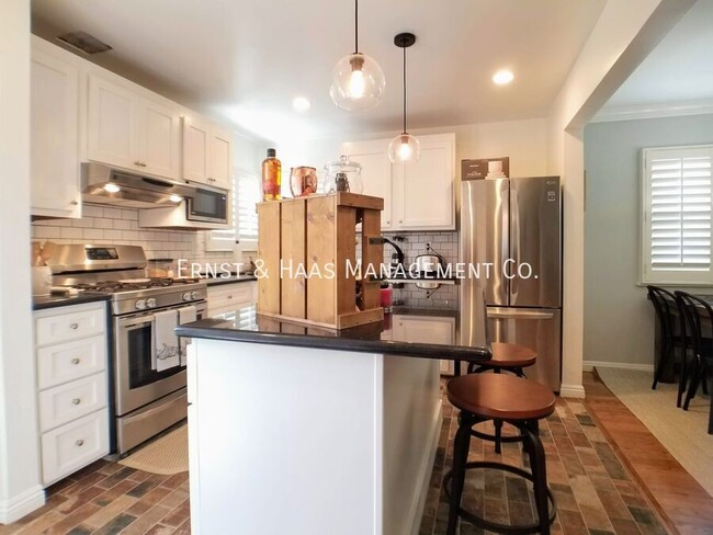 Building Photo - Beautifully Remodeled 2 Bedroom Lakewood H...