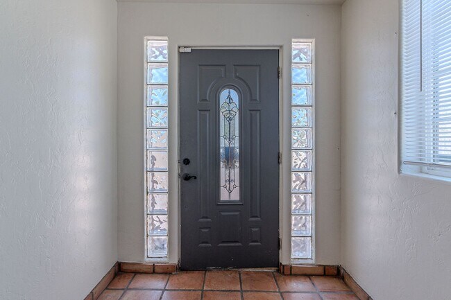 Building Photo - Spacious 4 bed 2 bath