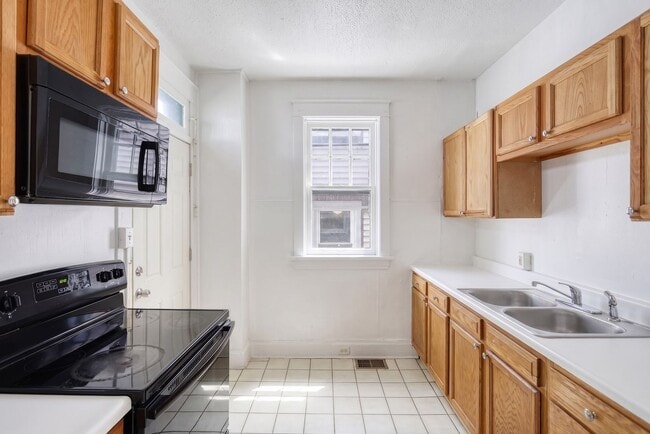 Building Photo - Spacious 3 Bedroom, 1.5 Bathroom with large Porch and Backyard