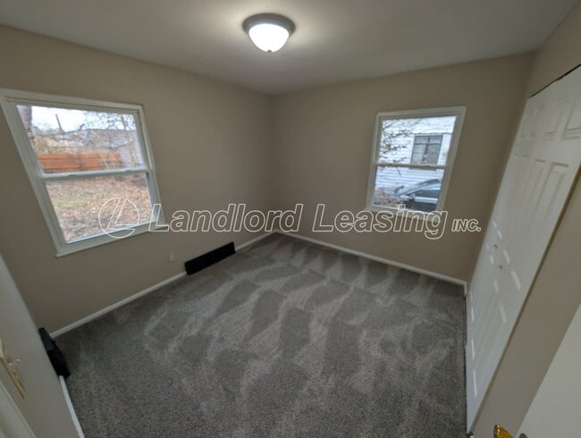 Building Photo - Updated Cape Cod with New Flooring, Front Deck & Garage