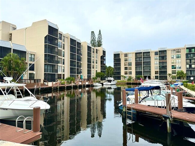 Building Photo - 8 Royal Palm Way