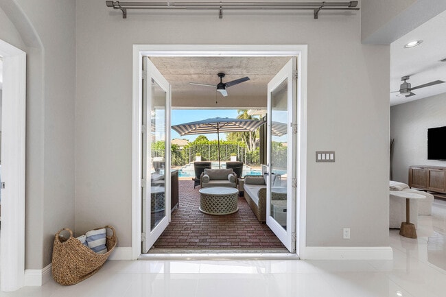 Building Photo - 121 Palm Cir