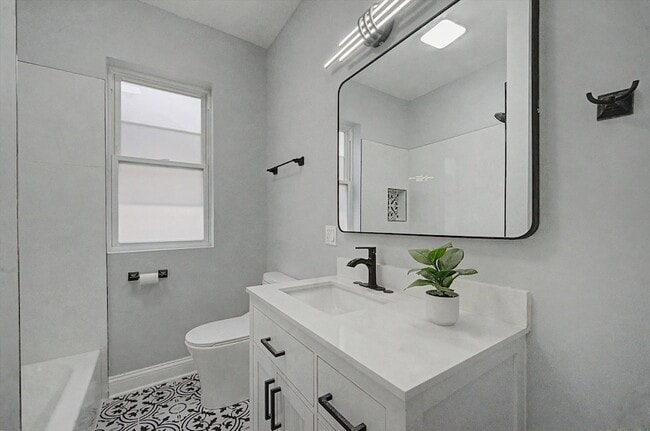 Building Photo - 1511 N Linder Ave