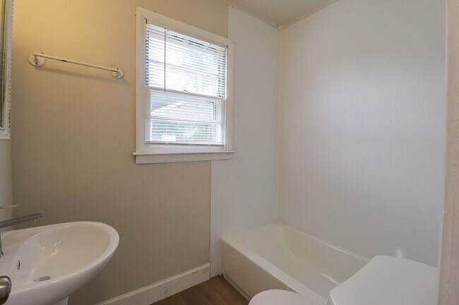Building Photo - 3 BED 1 BATH! Schedule a tour today!