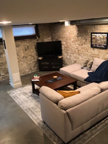 Building Photo - 931 S Laflin St