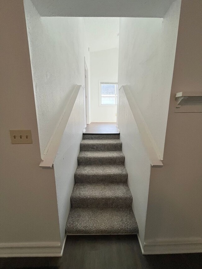 Building Photo - Rent Special - 3 Bed/2 Bath Duplex Apartment Near Downtown!