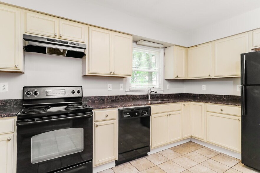 Building Photo - 323 Huntsmoor Dr
