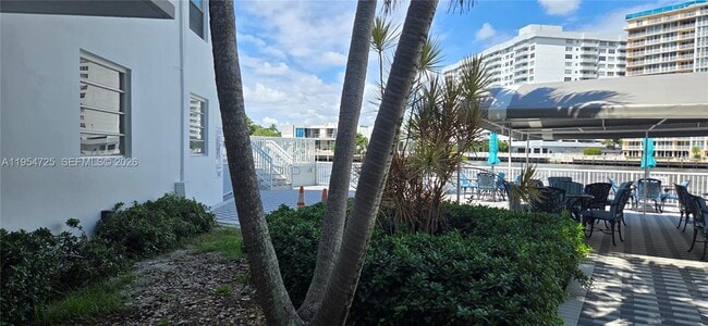 Building Photo - 1913 S Ocean Dr