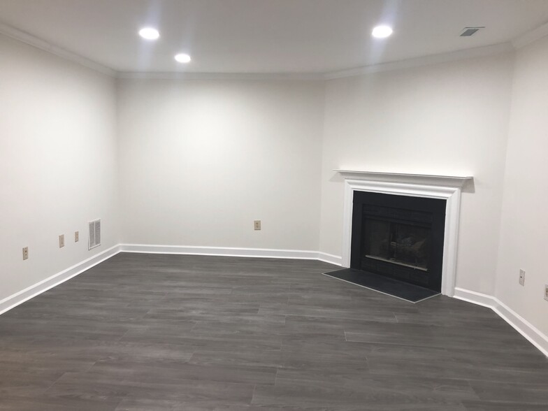 Building Photo - 46808 Trumpet Cir