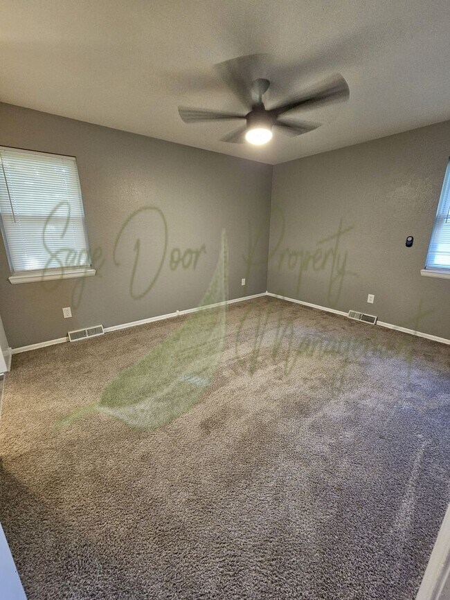 Building Photo - BEAUTIFUL UPDATES!!