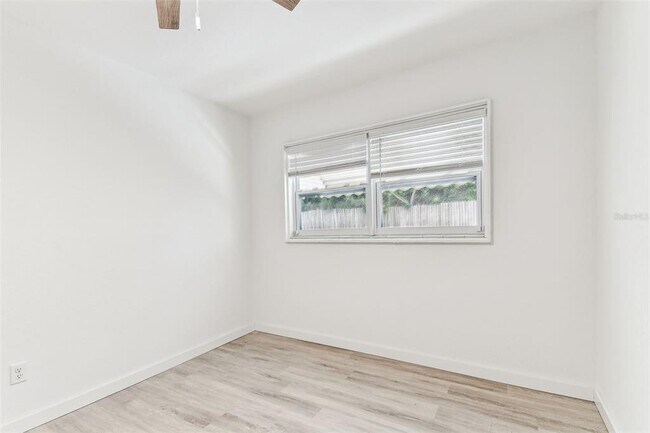 Building Photo - 610 Bosphorous Ave
