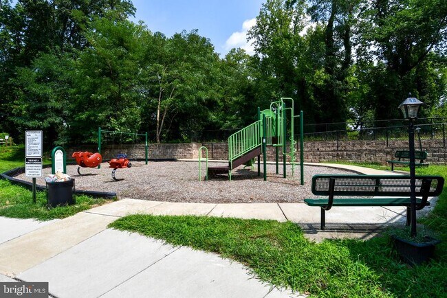 Building Photo - 4917 Crest View Dr