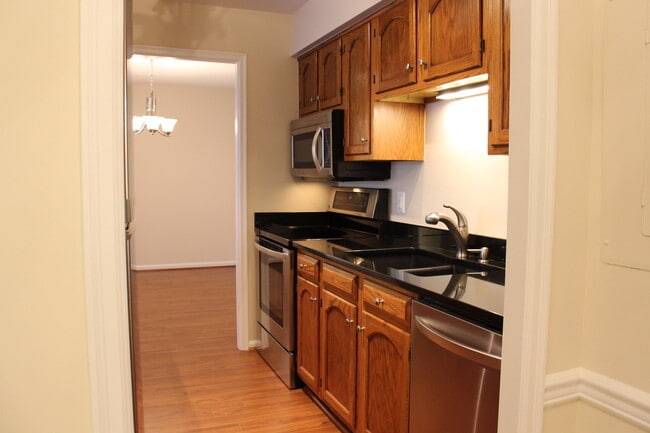 Building Photo - 1301 N Courthouse Rd