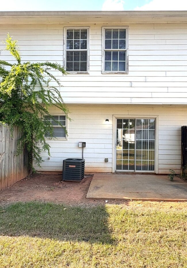 Building Photo - Spacious Townhouse with Convenient Location